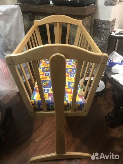 Детская кроватка с маятником