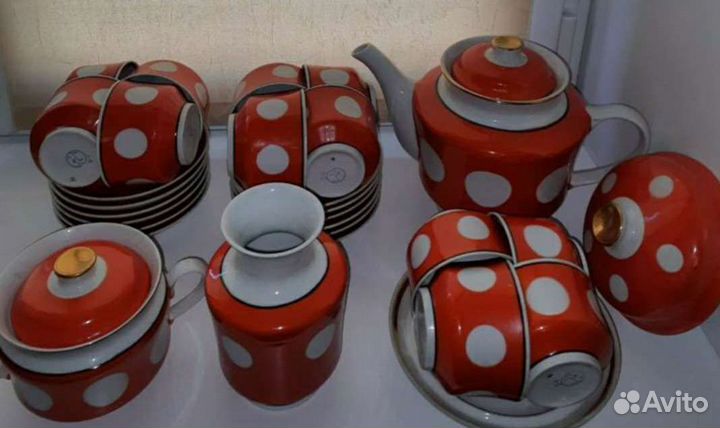 Сервиз СССР горох на красном 12 персон