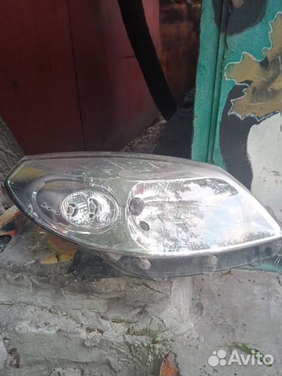 Правая фара Рено sandero 2011