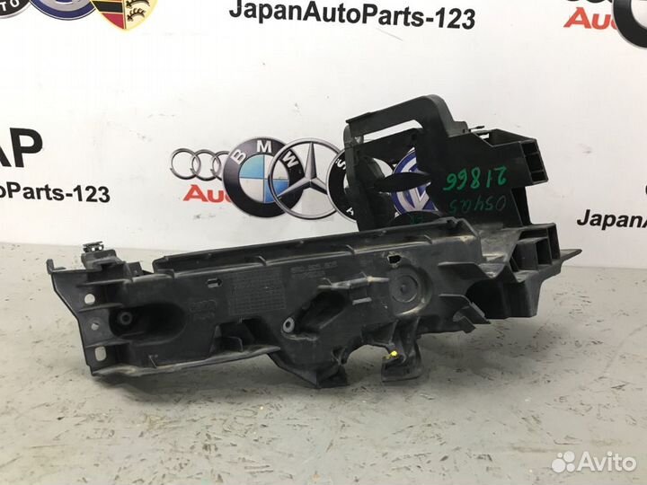 Кронштейн фар правый Audi Q5 8R cncd 2013