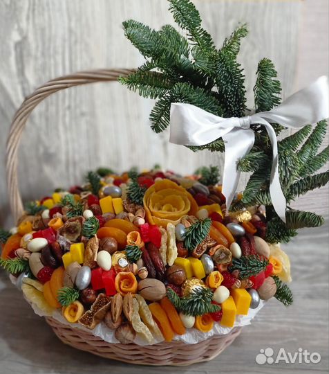 Корзины из орех и сухофруктов