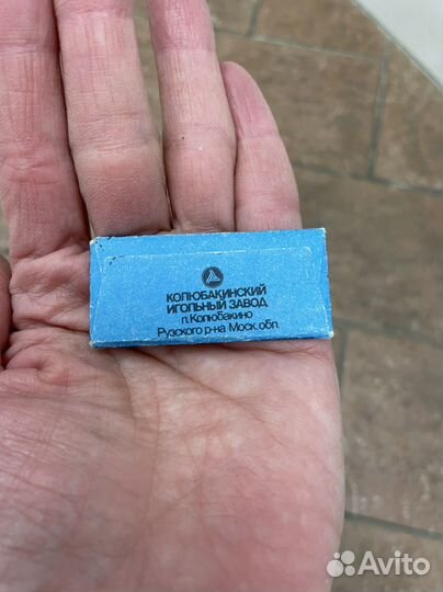 Иглы, ножницы, нитки, шкатулка рукоделие