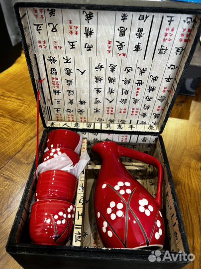 Кувшин и стаканы