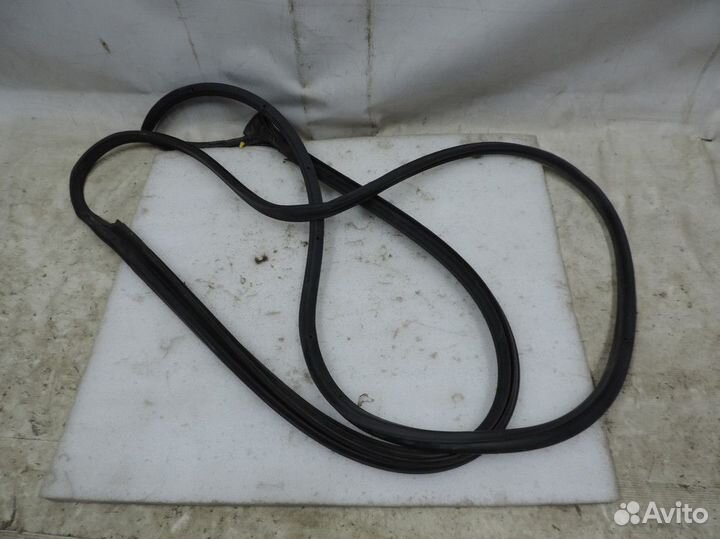 Уплотнитель двери передний правый Nissan March 200