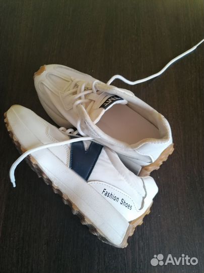 Кроссовки женские