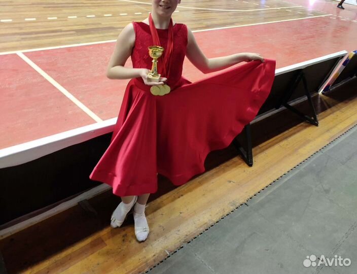 Рейтинговый костюм для бальных танцев