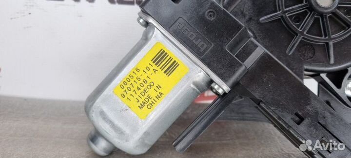 Мотор стеклоочистителя задней двери задний правый