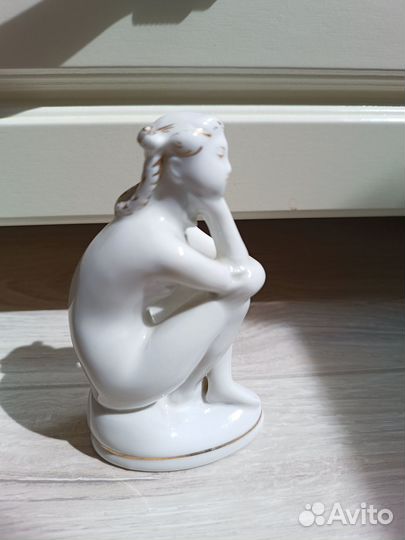 Статуэтка фарфоровая На пляже Купальщица лфз