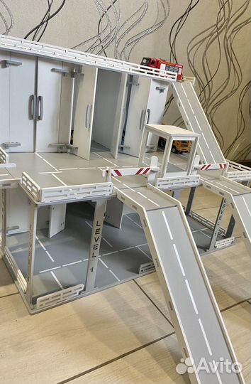 Деревянная парковка трасса для машин