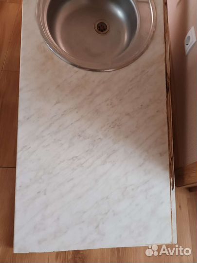 Кухонный шкаф и столешница с мойкой, смесителем