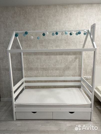 Детская кроватка домик