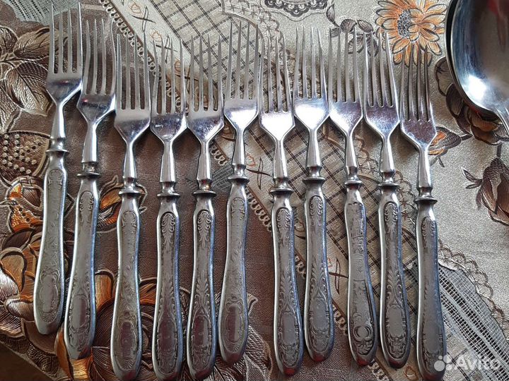 Набор столовых приборов ложки. Вилки. Ножы