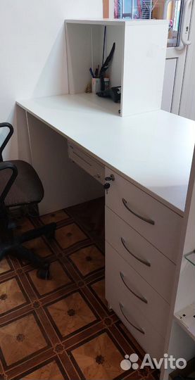 Стол и витрины