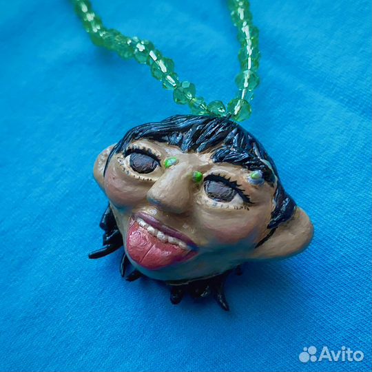 Украшение из глины