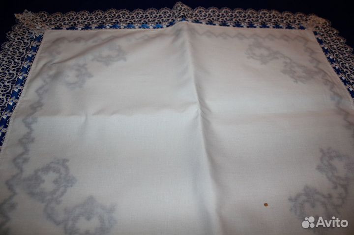 Салфетка вышитая, с кружевом и лентами