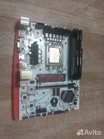 Материнская плата с процессором и памятью