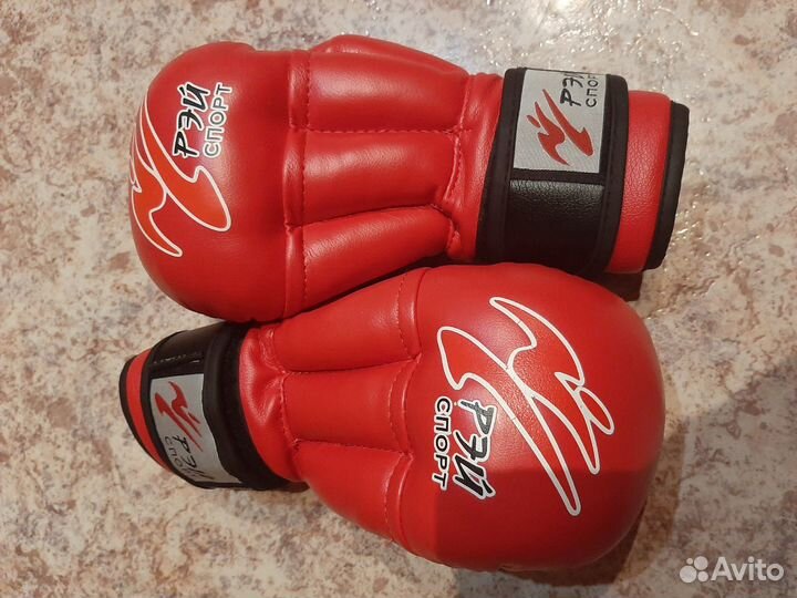 Шлем и перчатки (размер 8) для смешанных единоборс