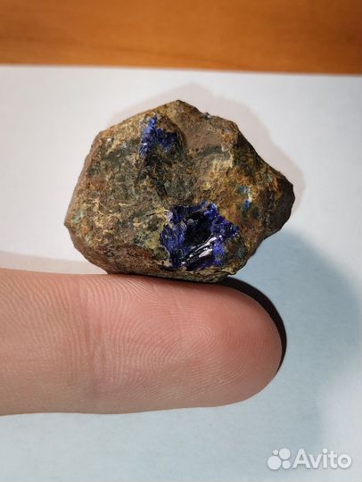 Кристалл азурита (заринит) в породе