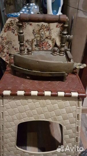 Утюг старинный с подставкой бронза душа не родная