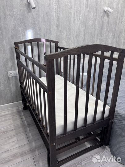 Детская кроватка с маятником