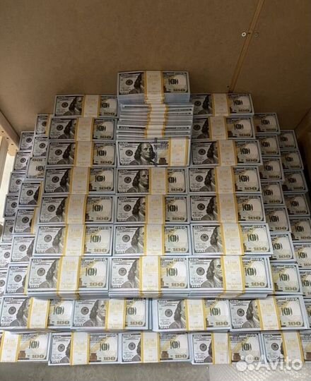 10 млн долларов (бутафорские деньги)