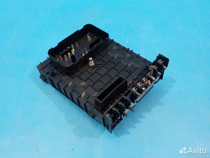 Блок предохранителей под капотом skoda Octavia A5