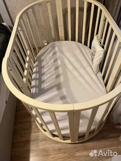 Детская кроватка с маятником