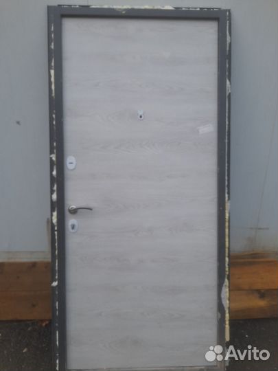 Дверь входная металлическая от застройщика