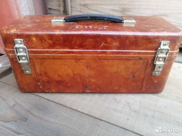 Ящик с ручкой на замочках