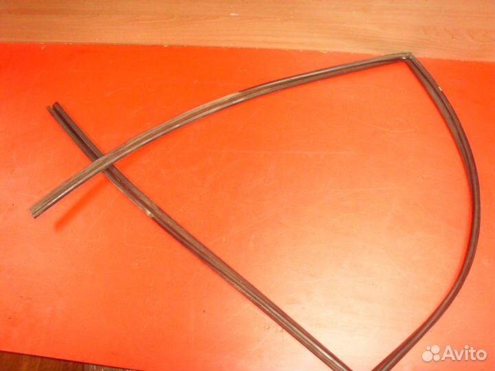 Уплотнитель стекла двери 6814205070 Toyota Avensis