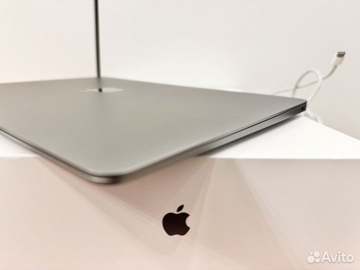 Компактный MacBook Air 13 2020 M1