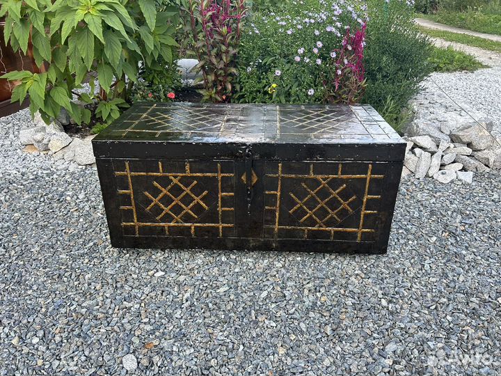 Сундук кованый старинный