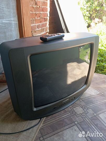 Телевизор рабочий, пульт имеется