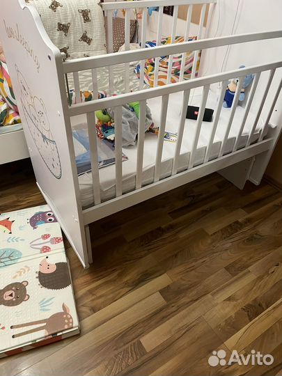 Детская кроватка с маятником