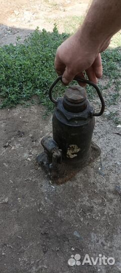 Домкрат бутылочный грузовой