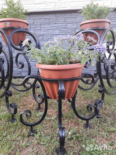 Кованая подставка для цветов