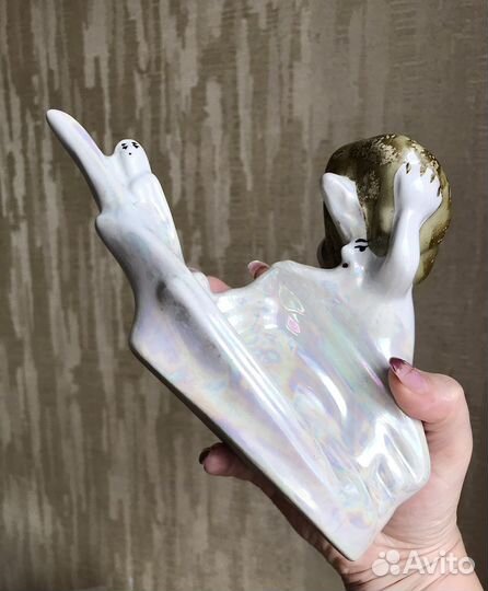 Фарфоровая статуэтка