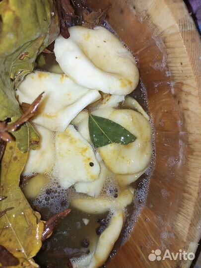 Грибы белые, лисички сушеные, грузди бочковые