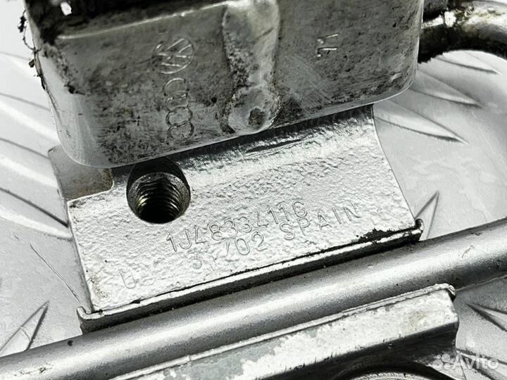 Петля двери задняя левая Volkswagen Golf MK4