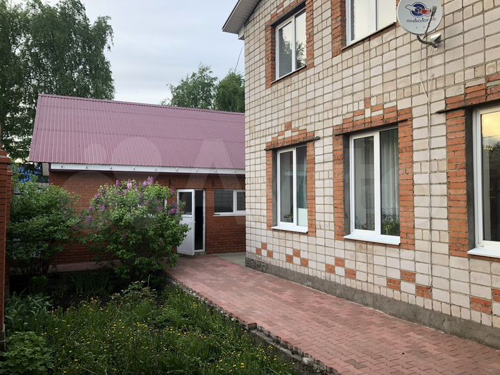 Коттедж 200 м² на участке 10 сот.