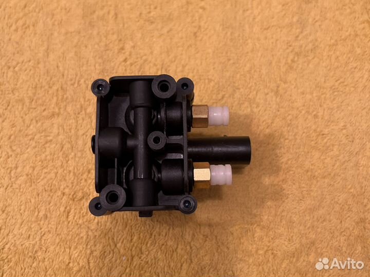 Блок клапанов пневмоподвески BMW 5 X5 X6