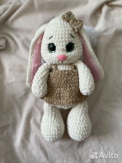 Плюшевая вязаная зайка
