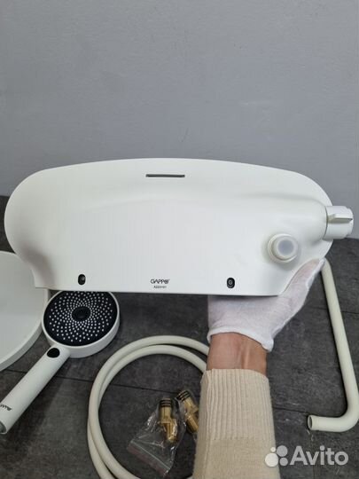 Белая матовая душевая стойка Gappo G2595-88