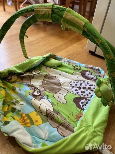 Развивающий коврик с игрушками