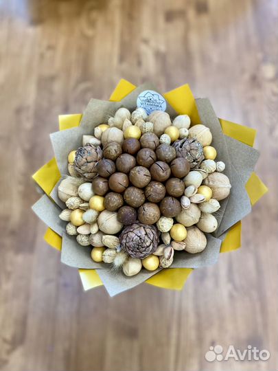 Букет из орехов