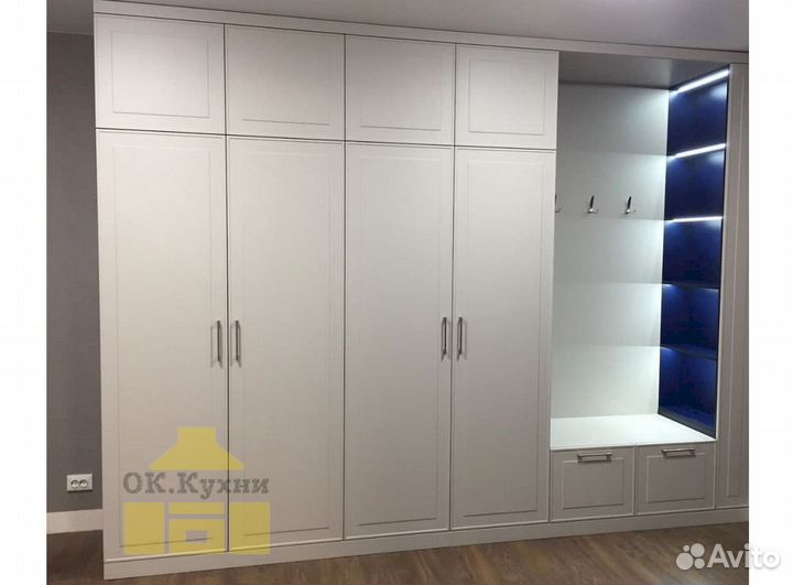 Книжный шкаф