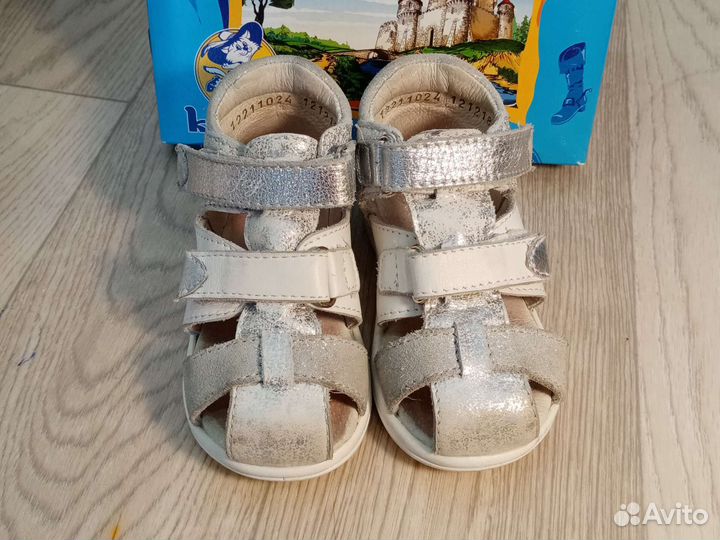 Сандалии для девочки серебристого белые Котофей