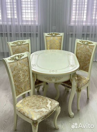 Стол кухонный и стулья