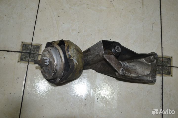 Кронштейн двигателя левый Volkswagen Passat B5