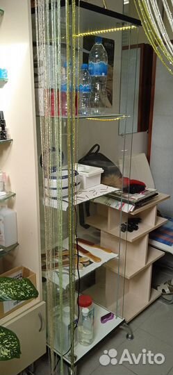 Стеклянная витрина с подсветкой